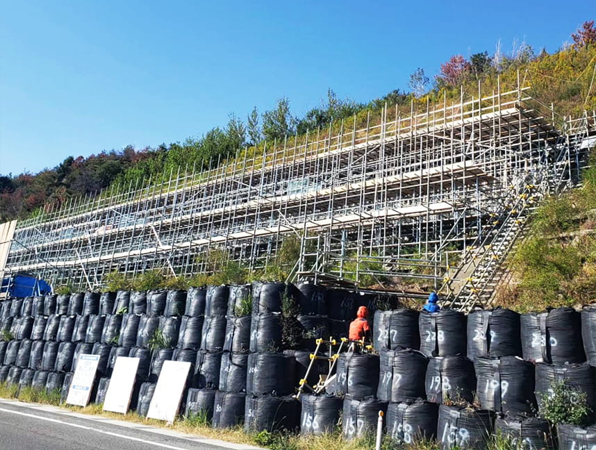 山からの落石や地すべりを防止するための工事を行うのに必要な法面足場施工の様子